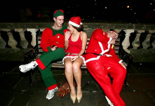 Imaginile ruşinii! Corporatistele au luat-o razna la petrecerile de Crăciun! Tot anul au fost fete cuminţi, acum şi-au ieşit din minţi!