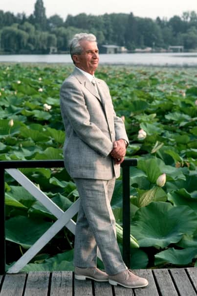 Nicolae Ceaușescu i-a primit pe ziariștii de la „Newsweek” îmbrăcat cu un costum obișnuit și încălțat cu pantofi ieftini, ceea ce le-a făcut o impresie proastă acestora