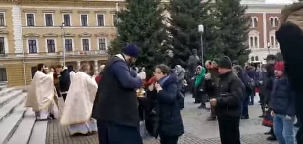 Scandal la Catedrala Ortodoxă din Cluj Napoca! Credincioșii împărtășiți cu aceeași linguriță