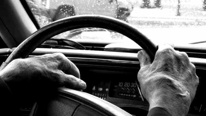 Șofer de 76 de ani, tamponare deși avea permisul suspendat. De ce i-au luat polițiștii permisul!