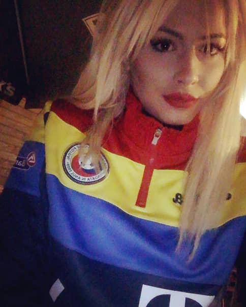 Fostă IUBITĂ a unui tricolor, Adelina s-a transformat în cea mai ÎNFOCATĂ FANĂ a României la EURO! Focoasa blondă S-A DEZBRĂCAT pe facebook! Mii de likeuri în doar cîteva ore! Galerie FOTO