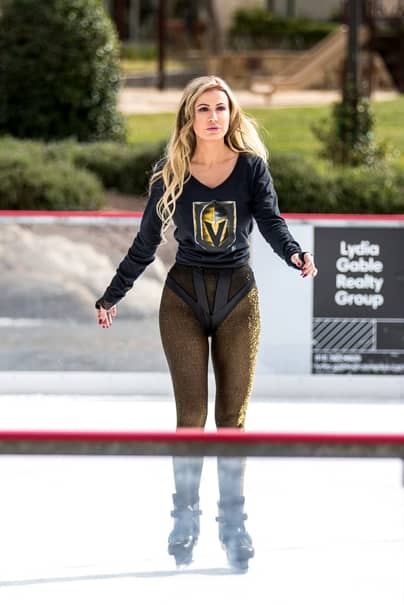 Imagini interzise cardiacilor! Cum a venit îmbrăcată această blondă la patinoar!