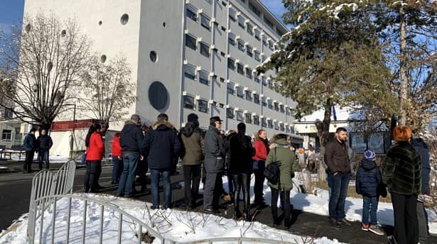 Proteste la Spitalul Județean din Râmnicu Vâlcea, după ce un copil a intrat în comă