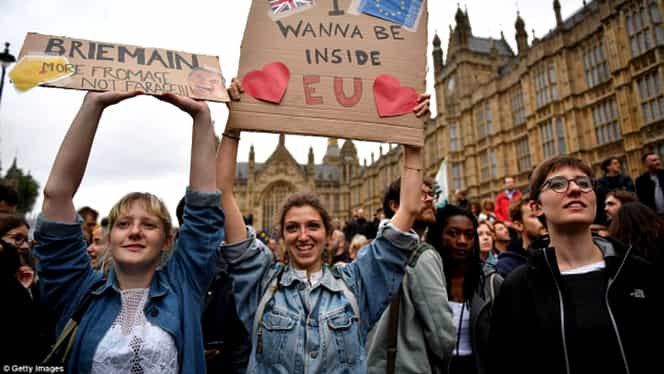 Mii de londonezi au ieşit în stradă să ceară rămânerea Marii Britanii în UE