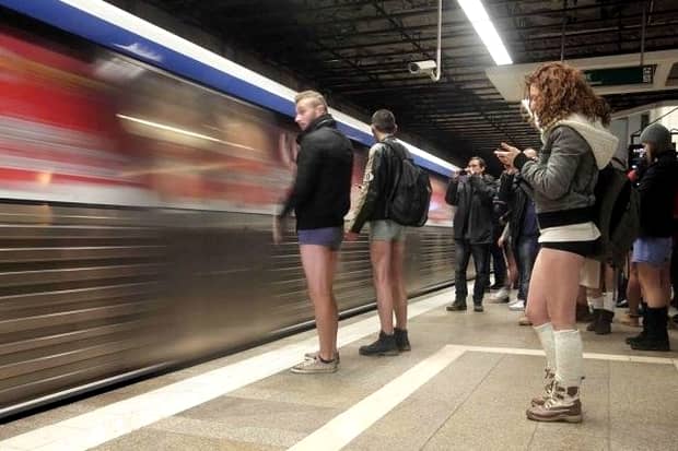 GALERIE FOTO. Cum a fost ziua „Fără pantaloni la metrou”, în Bucureşti