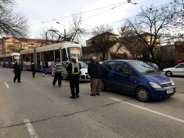 O şoferiţă a blocat 3 tramvaie în Timişoara! Şi-a parcat maşina fix în mijlocul străzii şi a plecat să… Motivul e chiar incredibil