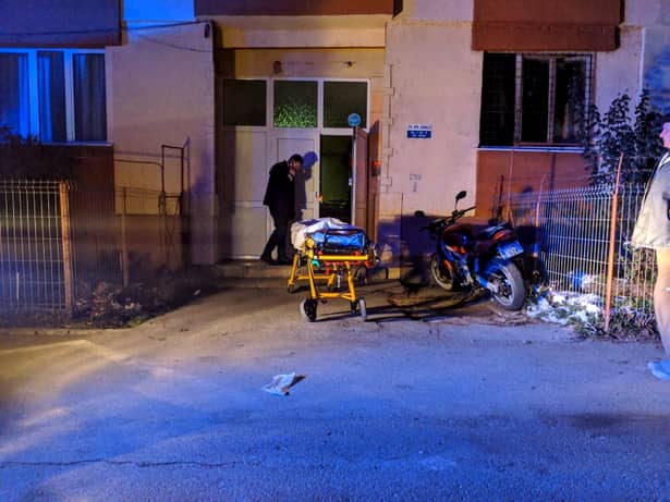 Un copil de trei ani şi bunicul său au căzut pe casa scării unui bloc din Bistrița! Cădere