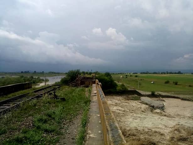 Potrivit Inspectoratului General pentru Situaţii de Urgenţă (IGSU), podul de cale ferată din comuna Budila, judeţul Braşov s-a prăbuşit în râul Tărlung din cauza viiturii produse în zonă. A fost afectată linia Braşov – Întorsura Buzăului, însă nu sunt trenuri blocate pe această rută, precizează reprezentanţii instituţiei.
