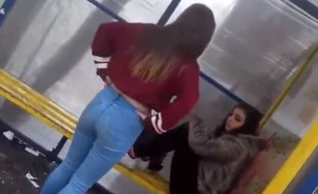 Video revoltător. O elevă din Tulcea, bătută fără milă de două dintre colege