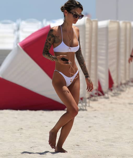 Imagini incendiare cu cea mai sexy femeie de etnie romă, la plajă! „Prinţesa ţiganilor” a făcut senzaţie în bikini minusculi