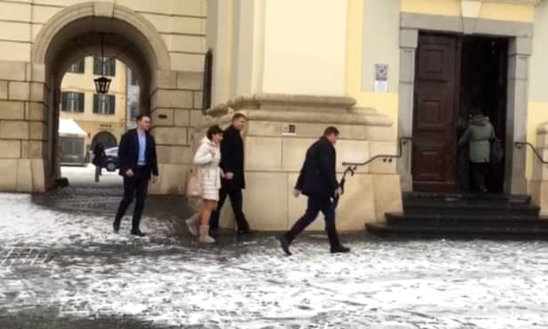 Carmen Iohannis, din nou în fustă scurtă la biserică! Cum s-a îmbrăcat soția lui Klaus Iohannis. FOTO