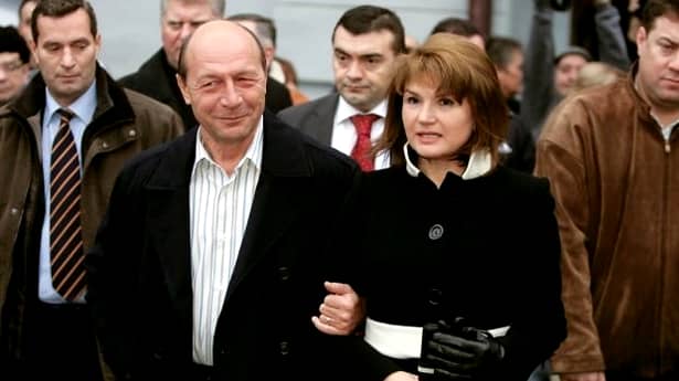 Maria Basescu si Traian Basescu. Sotia fostului presedinte s-a angajat la 65 de ani