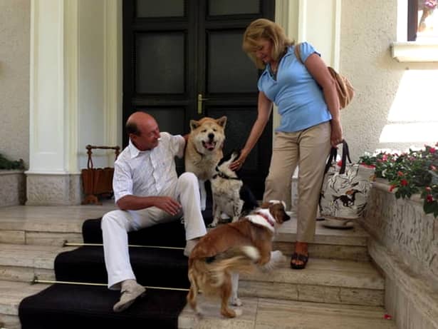 Traian Băsescu a fost însoțit de soția sa la vot!