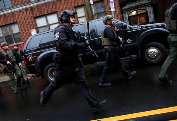 Clipe de panică în Jersey City! Polițist, împușcat de doi indivizi înainte ca trupele SWAT să-i ucidă. Un martor a filmat totul. Video cu puternic impact emoțional