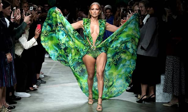 Jennifer Lopez a făcut senzație la gala Versace din Milano, purtând celebra „rochie verde” de acum 20 de ani