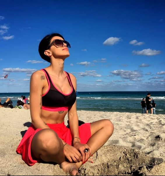 GALERIE FOTO. Adelina Pestriţu lasă tot mai mult la vedere pe plaja din Miami