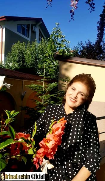 La vârsta de 79 de ani, Irina Loghin este încă în formă și urcă pe scenă cu zâmbetul pe buze, deși acum ceva timp s-a scris că artista ar fi grav bolnavă și asta o ține departe de public. Îndrăgita cântăreață de muzică populară a fost fotografiată, zilele acestea, alături de Mirabela Dauer, o altă mare voce a României care a întâmpinat probleme de sănătate.