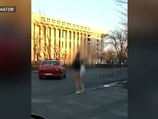 Tânără dezbrăcată pe străzile din Bucureşti, în faţa Spitalului Universitar! Imaginile au devenit virale!
