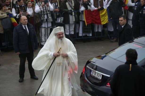 Preafericitul Părinte Daniel, patriarhul Bisericii Ortodoxe Române, în timp ce cobora din maşină, un Mercedes, la sfinţirea Catedralei Mântuirii Neamului, care a avut loc duminică, 25 noiembrie, 2018