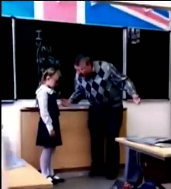 Această fetiţă a fost umilită de profesorul ei pentru că nu ştia să conjuge verbul „a fi”. Reacţia elevei face înconjurul ţării. IMAGINILE COMPLETE AICI