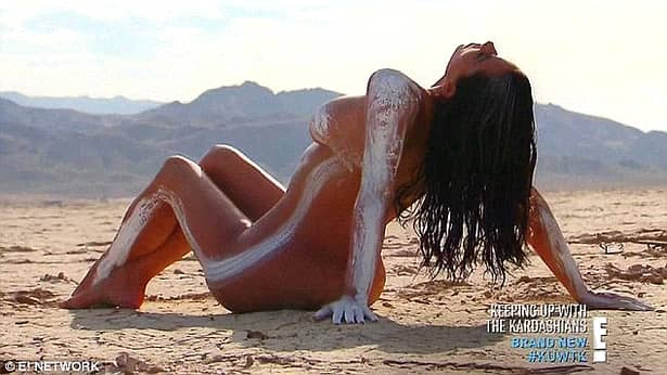 Kim Kardashian goală pe nisip