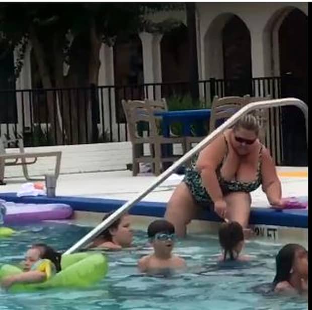 O femeie se rade pe picioare chiar în piscina hotelului