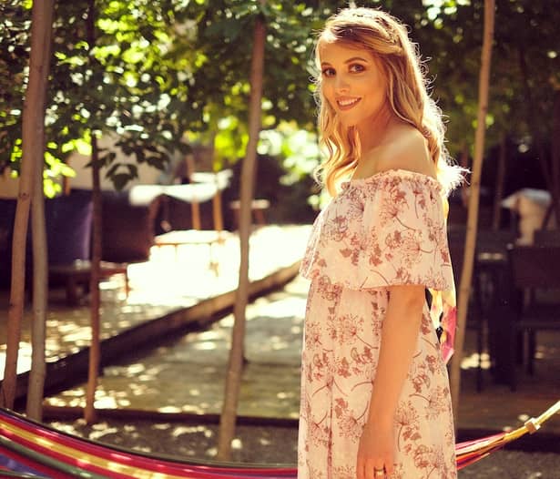  Andreea Ibacka a postat pe blogul personal o srie de fotografii în care apare purtând o rochie de vară, cu imprimeu floral, în nuanțe nude, care-i pun în valoare burtica de gravidă.