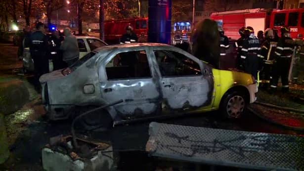 Două maşini au fost distruse din cauza unui incendiu care a izbucnit în Bucureşti. Imagine cu ce a mai rămas din cele două autoturisme