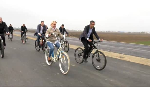Viorica Dăncilă, surprinsă într-un mod inedit! S-a plimbat cu bicicleta pe centura Bacăului – Galerie foto