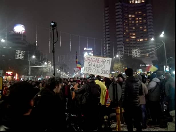 Video şi foto. Proteste de amploare în Piaţa Victoriei şi în ţară împotriva legilor justiţiei şi ale Codului Fiscal