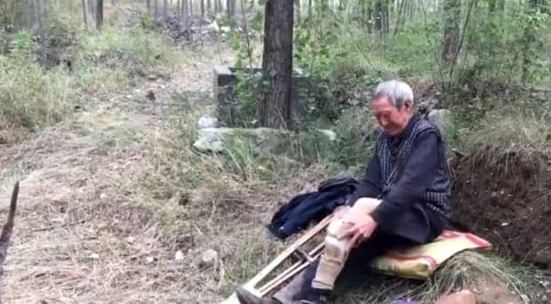 Emoționant! Un bătrân de 70 de ani, fără picioare, a plantat mii de pomi! Răvășitor