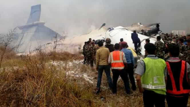 Imagini dramatice. Un avion cu 71 de oameni la bord s-a prăbuşit şi a luat foc la impact