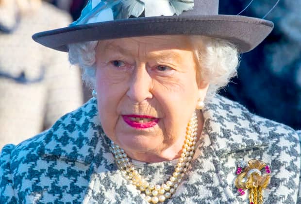 Regina Elisabeta a II-a, sprijin subtil pentru Prințul Harry. Suverana poartă o broșă primită cadou de la premierul Canadei. FOTO
