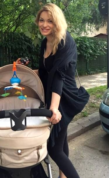 FOTO. Valentina Pelinel şi-a scos pentru prima oară bebeluşul la plimbare