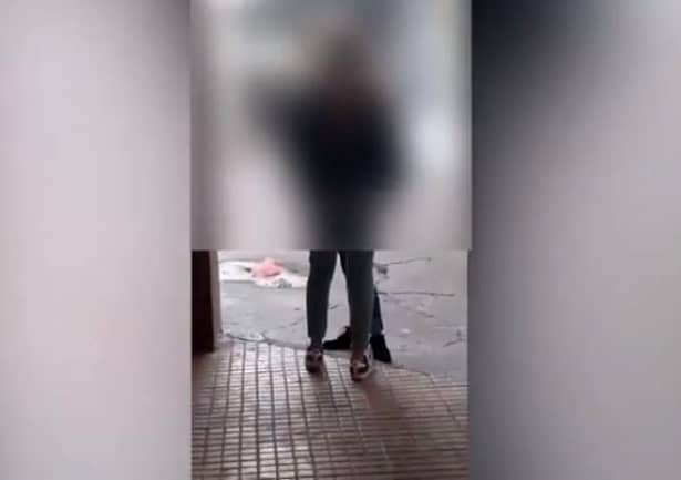 O adolescentă, bătută în gară de alte trei fete! Imagini uluitoare: „Dă-i în burtă sa moara copilul”. Video şocant
