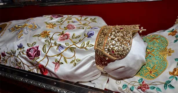 Cum arată acum moaștele Sfintei Parascheva, la 900 ani de la moartea ei. Oamenii s-au luptat să le păstreze intacte în raclă. FOTO