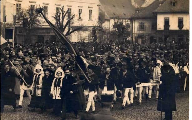 Ziua Națională din 1 decembrie 1918 a strâns din toate șinuturile românești zeci de mii de oameni entuziasmați de Marea Unire care dădea naștere României Mari