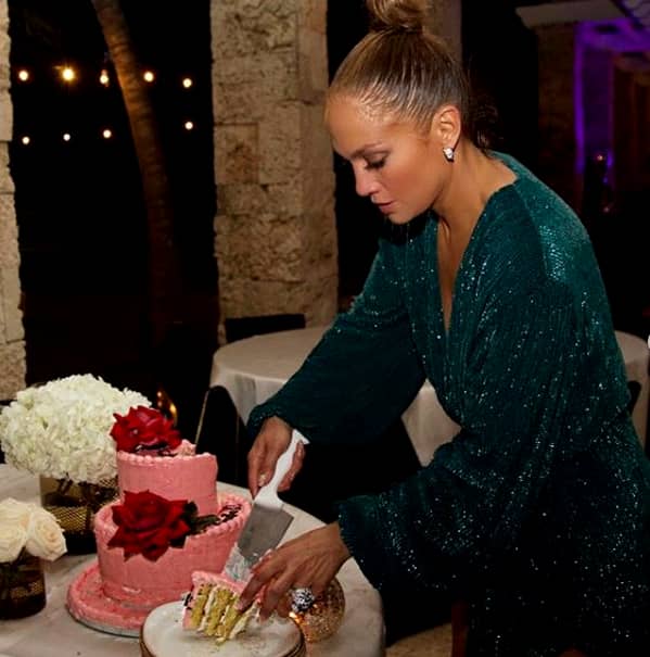 Jennifer Lopez arată senzațional la aproape 50 de ani. Încă își mai păstrează formele care au făcut-o celebră Galerie FOTO
