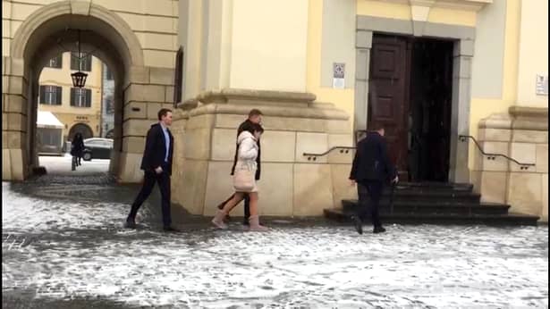 Carmen Iohannis a mers la biserică în fustă scurtă! Prima apariţie după absenţa de la Parchetul General. GALERIE FOTO