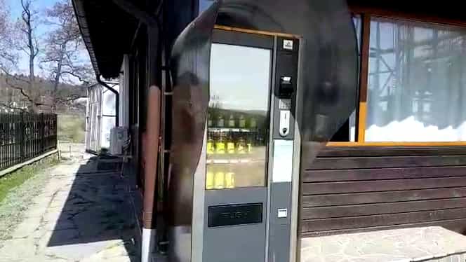 Un preot din Câmpina a montat un automat care vinde lumânări şi tămâie