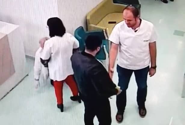 Un medic din Galați a fost trântit la pământ de un bărbat, în spital! Care a fost motivul. VIDEO