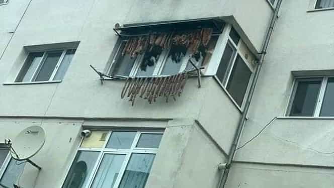 Balconul din Rovinari care a devenit viral pe net! Slănină și cârnați, la aer curat