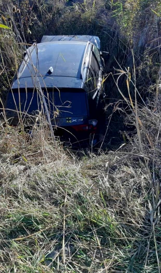 Accident grav în Bistrița! Cinci răniți după ce o mașină s-a răsturnat într-un pârâu