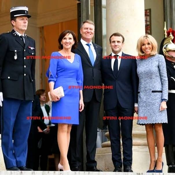 Carmen Iohannis a avut mai multe ţinute la vizita oficială din Franța. În imagine alături de Brigitte şi Emmanuel Macron