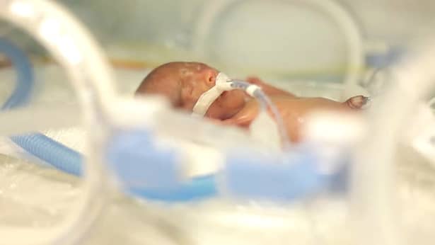 Povestea emoționantă a unui bebeluș născut prematur, relatată de un preot din Constanța! Ce s-a întâmplat după botez