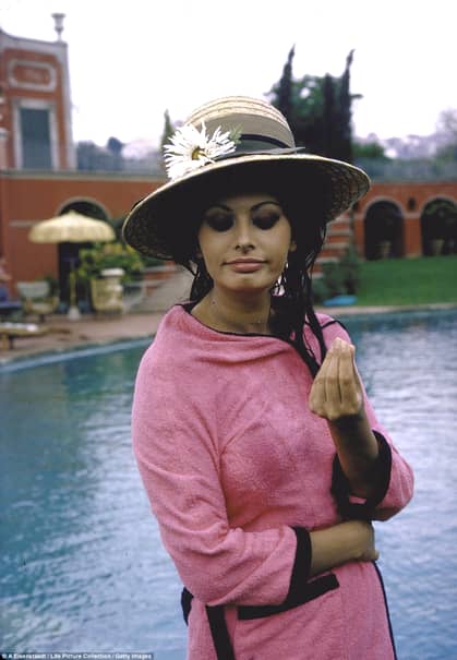 GALERIE FOTO. Sophia Loren, în costum de baie! Imagini RARE