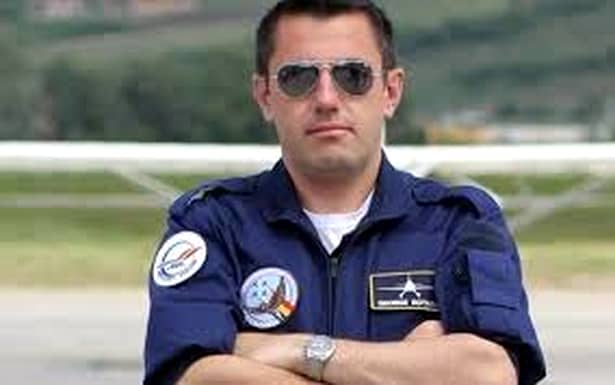 Doliu în armata română! Ministrul Apărării a anunţat în urmă cu scurt timp cine este pilotul care a murit în accidentul aviatic de la Baza Borcea. Acesta este comandorul Florin Rotaru, în vârstă de 36 de ani.