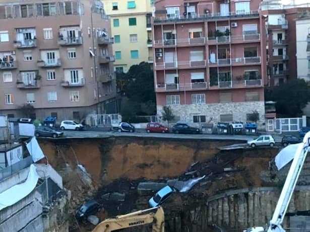 Crater uriaş apărut într-un cartier din Roma! Zeci de oameni au fost evacuaţi!