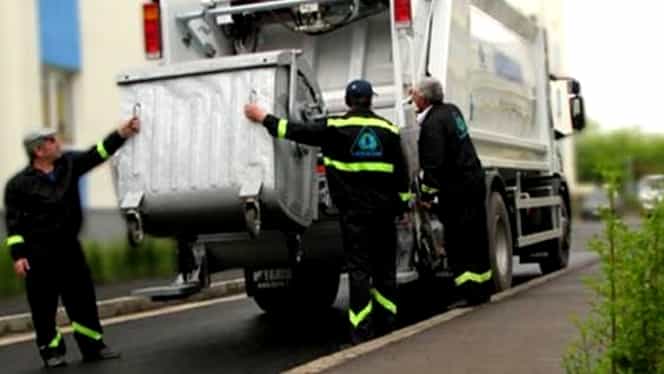Un angajat la salubritate a găsit 350.000 de euro într-un autobuz și i-a predat poliției