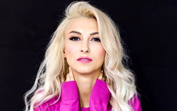 Andreea Bălan îi răspunde lui Cătălin Botezatu, după ce i-a criticat ţinuta! Cântăreaţa este însărcinată în 9 luni